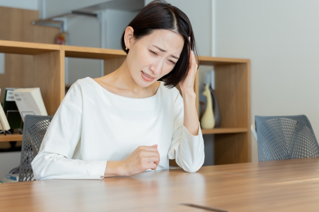 頭痛に悩む女性